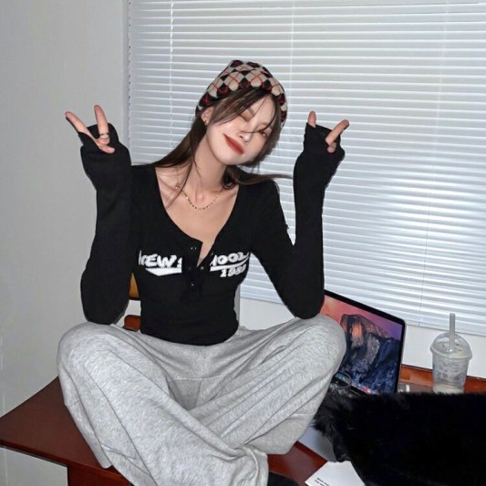 欧美风字母修身长袖上衣